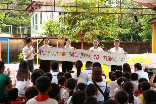 Vẽ nụ cười bằng tri thức, dự án Đường tới tương lai mang sách cho trẻ em nghèo