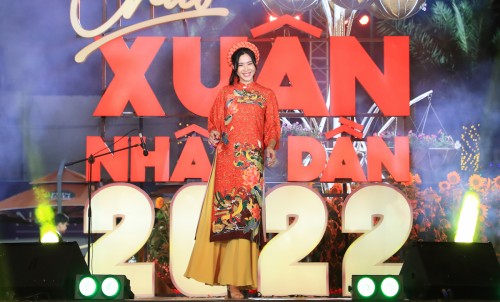 Chào xuân Nhâm Dần MC Quỳnh Hoa và dàn người mẫu tôn vinh vẻ đẹp truyền thống qua thời trang áo dài Việt Hùng