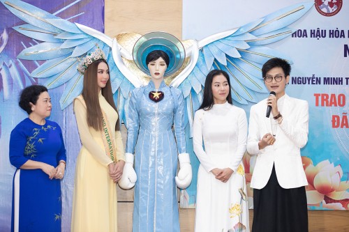 Clip: Cùng bà trùm Hoa hậu Phạm Kim Dung, Hoa hậu Thùy Tiên lưu giữ trang phục làm nên lịch sử của nhan sắc Việt tại Bảo tàng Phụ nữ Nam Bộ