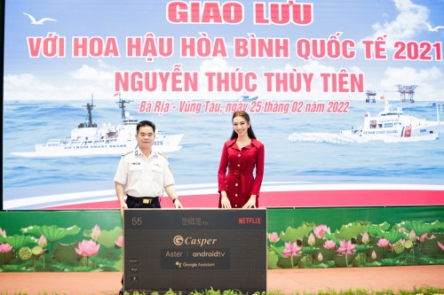 Trao tặng 2 tấn gạo cùng 4 chiếc tivi, Hoa hậu Thuỳ Tiên đích thân gửi lời tri ân đến các chiến sĩ cảnh sát biển 