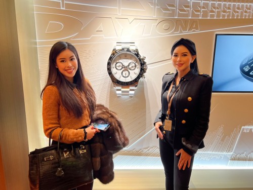 Tiên Nguyễn – cô con gái rượu nhà tỷ phú Johnathan Hạnh Nguyễn cùng mẹ là khách mời trong show đồng hồ lớn nhất thế giới