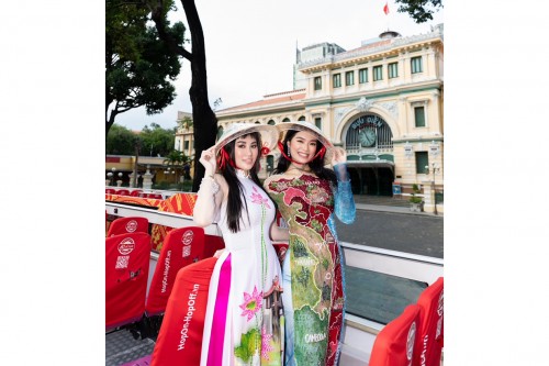  Hoa hậu Emily Hồng Nhung và Pricilia Carla Yules ngắm TP.HCM trên… xe buýt