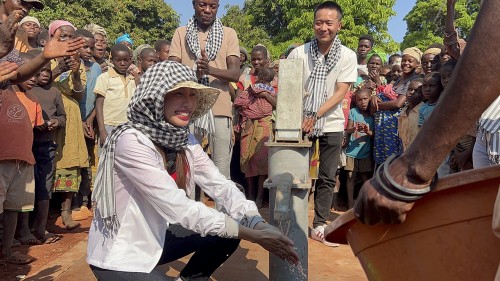Hoa hậu Thùy Tiên sang Angola nghiệm thu giếng nước sạch tặng 5000 người dân