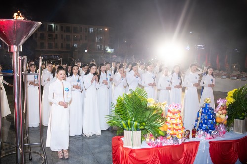 Top 38 Miss World Vietnam 2022 đồng loạt diện áo dài, thể hiện lòng tôn kinh khi đi dâng hương tại Quy Nhơn