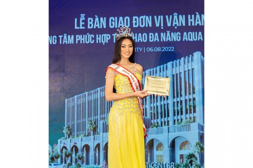Hoa hậu thể thao Đoàn Thu Thủy rực rỡ trong chiếc đầm vàng tại sự kiện