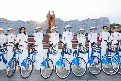 Dàn thí sinh Miss World Vietnam thướt tha trong tà áo dài, đạp xe dọc thành phố biển