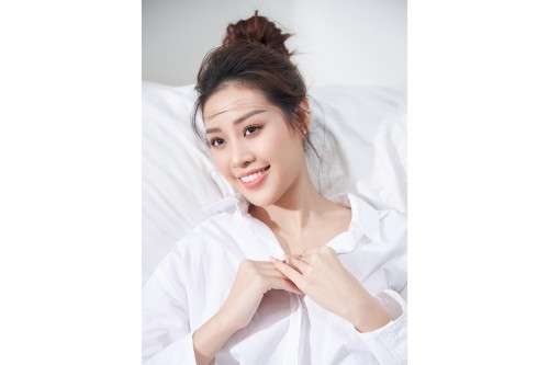 Hoa hậu Khánh Vân dịu dàng trong bộ ảnh mới, chia sẻ về học viện sắp khai trương