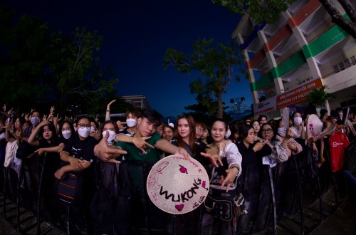 Rể Việt Nam Wukong: Tặng nước, tặng gối cho sinh viên, thiêu đốt sân khấu Cần Thơ với set nhạc “chất như nước cất”