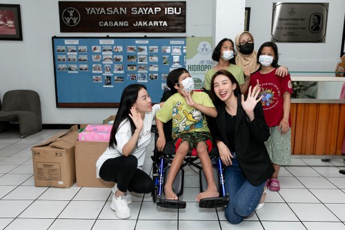 Hoa hậu Thùy Tiên cùng “bà trùm Hoa hậu” Phạm Kim Dung thực hiện chuyến đi thiện nguyện tại Indonesia
