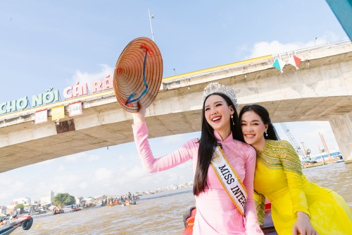 Hoa hậu Liên lục địa Lê Nguyễn Bảo Ngọc khoe sắc ngọt ngào trong chuyến homecoming tại chợ nổi Cái Răng