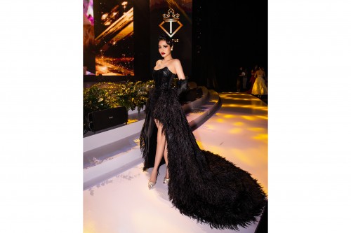 Di Khả Hân hóa ‘thiên nga đen’ trên thảm đỏ Harper’s Bazaar Star Awards