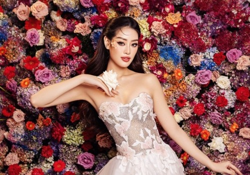 Hoa hậu Khánh Vân đón tuổi mới, khoe nhan sắc rực rỡ cùng hoa