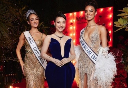 Hoàng Oanh khoe nhan sắc cuốn hút bên đương kim Miss Universe