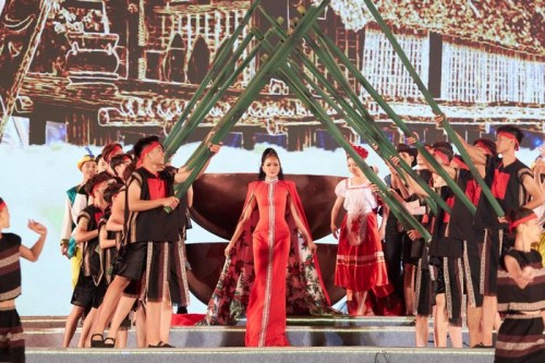 Hoa hậu H'Hen Niê diện áo choàng cà phê, xuất hiện ấn tượng tại khai mạc Lễ hội cà phê Buôn Ma Thuột Hộp thư đến
