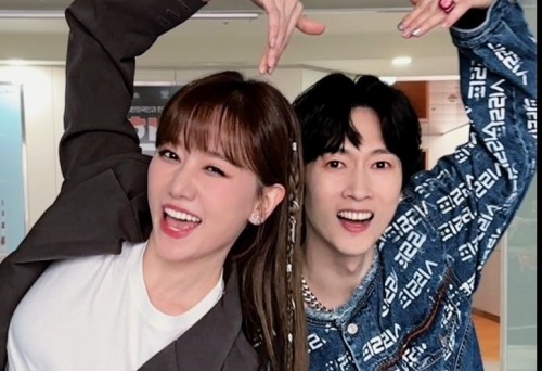 Hari Won lấn sân thị trường Hàn Quốc