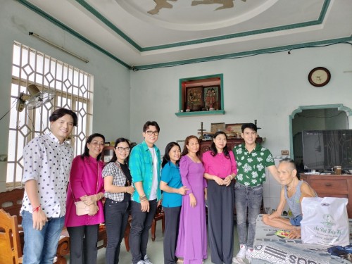Ngày 27 tháng 7, Nghệ sĩ Hòa Hiệp, Quán quân Tình Bolero Nguyễn Lê Bá Thắng, MC Phùng Thế Phi trao quà cho gia đình người có công với cách mạng 