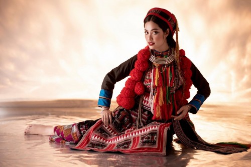Hoa hậu Nông Thúy Hằng thực hiện dự án gìn giữ nét đẹp trang phục truyền thống của các dân tộc