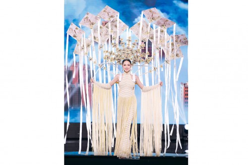 Hoa hậu Thanh Thuỷ, Á hậu Trịnh Thùy Linh, Đào Hiền khoe sắc ngọt ngào khi trình diễn National Costume