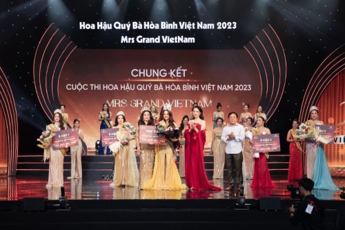 Người đẹp đến từ Hải Phòng Đoàn Thị Thu Hằng đăng quang Hoa hậu Quý bà Hòa bình Việt Nam 2023