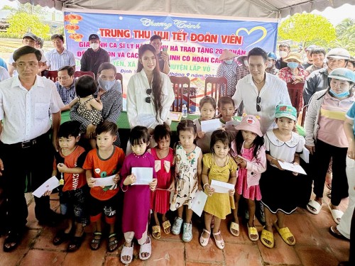 Vợ chồng Lý Hải-Minh Hà trao quà từ thiện ở làng chiếu Định Yên