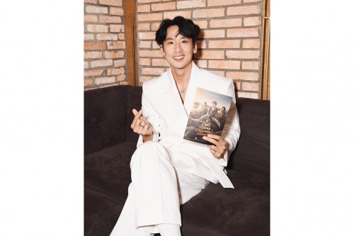 Diện suit trắng chuẩn nam thần,  Tuấn Trần gây ấn tượng tại sự kiện ra mắt “Đất rừng phương Nam”   