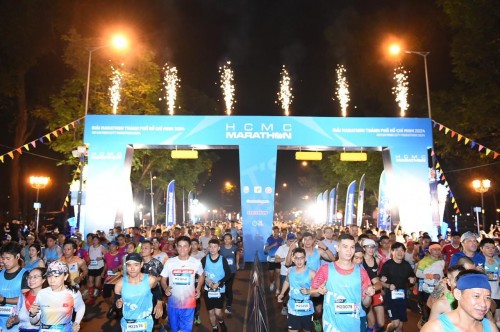 Hàng ngàn người chạy bộ và mở đầu năm mới 2024 cùng HCMC Marathon
