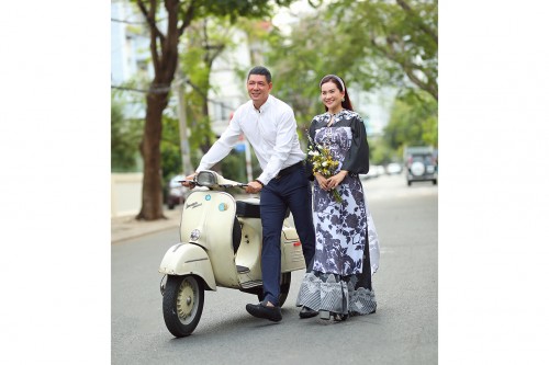 Gia đình  Bình Minh và Anh Thơ khoe sắc hạnh phúc với  áo dài hòa theo xu hướng thời trang bền vững