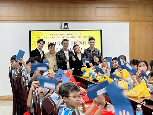 Bầu show Hoàng Tuấn và ca sĩ Dương Hồng Loan, Ân Thiên Vỹ , Khưu Huy Vũ , Lâm Bảo Phi  tặng quà xuân ý nghĩa cho trẻ em  mái ấm tại quận 3