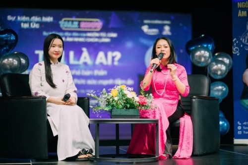 Diễn giả Tôn Nữ Diệu Trang dùng âm nhạc thay lời muốn nói trong sự kiện 