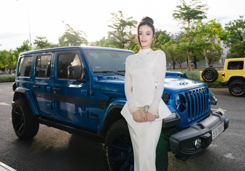 Hoa hậu Ý Nhi thả dáng sang trọng cạnh  xe Jeep xanh mê hoặc