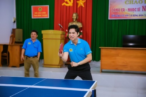 Ngọc Sơn giao đấu vui vẻ cùng các tuyển thủ CLB bóng bàn CAND Bình Thuận