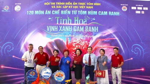 ‘Thưởng thức bằng mắt’ 120 món ăn chế biến từ Tôm hùm vừa xác lập Kỷ lục Việt Nam 