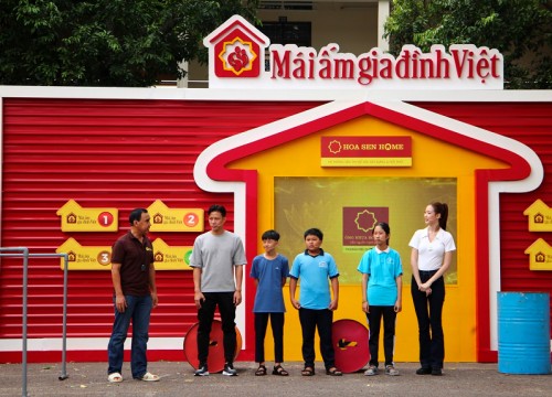 Mái Ấm Gia Đình Việt: MC Quyền Linh, cầu thủ Quế Ngọc Hải và hoa hậu Bảo Ngọc xúc động khi chứng kiến hoàn cảnh của các em nhỏ mồ côi