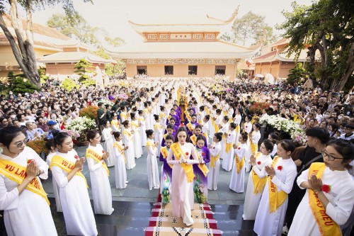 Hoa hậu Lê Hoàng Phương góp mặt tại Đại lễ Vu Lan tại Chùa Hoằng Pháp: Truyền tải lòng tri ân sâu sắc