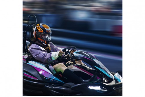 Thanh Hằng lái xe đua go-kart trên sàn diễn