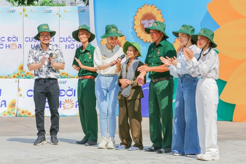 “Cuộc đời nở hoa” đưa các cựu chiến binh thăm Dinh Độc Lập, Bảo tàng Chiến tích Lịch sử