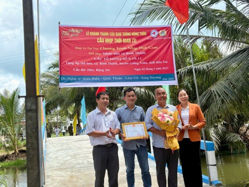 Diễn viên Quốc Thuận cùng ban tổ chức Chương trình Nhịp thời gian trao chiếc cầu thứ 3 kết nối hai bờ thôn xóm