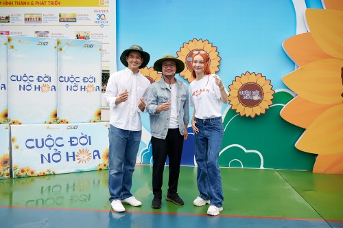 Đạo diễn Hoàng Nhật Nam, ca sĩ MLee và diễn viên Ma Ran Đô đội mưa giúp đỡ hoàn cảnh khó khăn