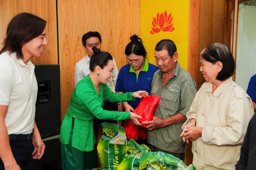 HÀNH ĐỘNG Ý NGHĨA CỦA VIỆT HƯƠNG - HOÀI PHƯƠNG DỊP LỄ VU LAN