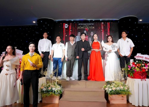 Đông đảo nghệ sĩ đến chúc mừng Hồng Quyên ra mắt vở nhạc kịch “Mộng phù hoa”