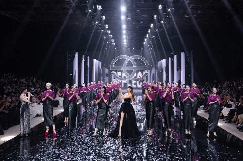 Thanh Hằng tái xuất catwalk, thần thái đầy quyền lực trong show thời trang Elise