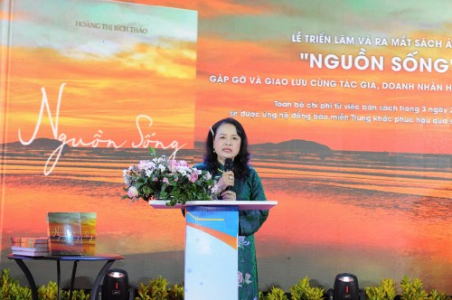 TÁC GIẢ HOÀNG THỊ BÍCH THẢO RA MẮT SÁCH ẢNH NGUỒN SỐNG VÀ TRÍCH DOANH THU BÁN SÁCH ỦNG HỘ BÀ CON CHỊU ẢNH HƯỞNG VÙNG LŨ