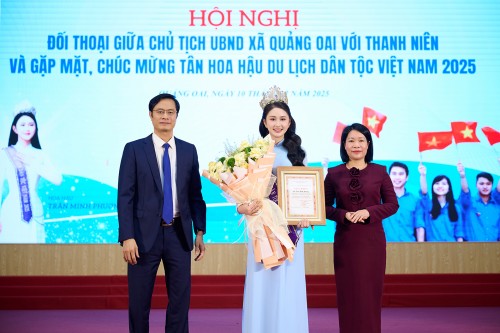 Hoa hậu Trần Minh Phương trở về quê hương, được Chủ tịch UBND xã Quảng Oai tặng giấy khen