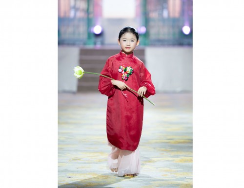 Á QUÂN COSMO KID’S STAR 2025 LÊ NGỌC NHƯ Ý DUYÊN DÁNG VỚI ÁO DÀI TRUYỀN THỐNG CATWALK TRÊN DU THUYỀN REVER CRUISE Ở COSMO THE SHOW