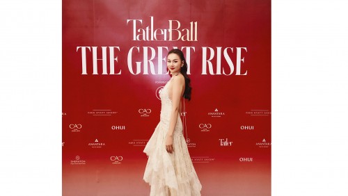 Thanh Hằng đeo trang sức gần 5,1 tỷ đồng đi nhận giải thưởng