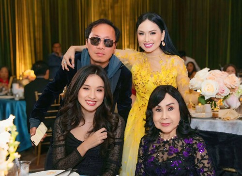 Nữ ca sĩ tỉ phú Hà Phương ăn mừng con gái được tuyển thẳng vào trường top đầu tại Mỹ bằng cách vô cùng đặc biệt