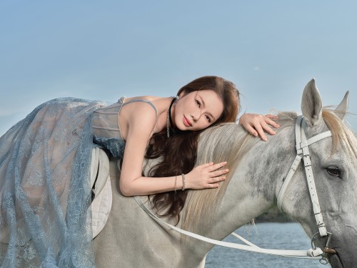 Lý Nhã Kỳ mang ngựa về resort chụp ảnh, tái hiện khí chất Tết Bính Ngọ