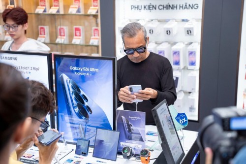 Samsung Galaxy S26 series chính thức mở bán: Di Động Việt trả hàng xuyên đêm, sức mua tăng mạnh