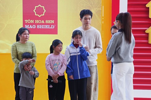 Ước mong giản dị “được mẹ ôm một lần” của bé gái mồ côi khiến Bùi Trường Linh, Hiền Hellen xúc động