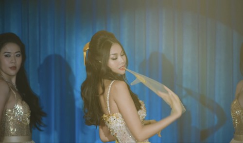 Thanh Hằng suýt ngộp thở trong cảnh bị nhấn nước tàn khốc